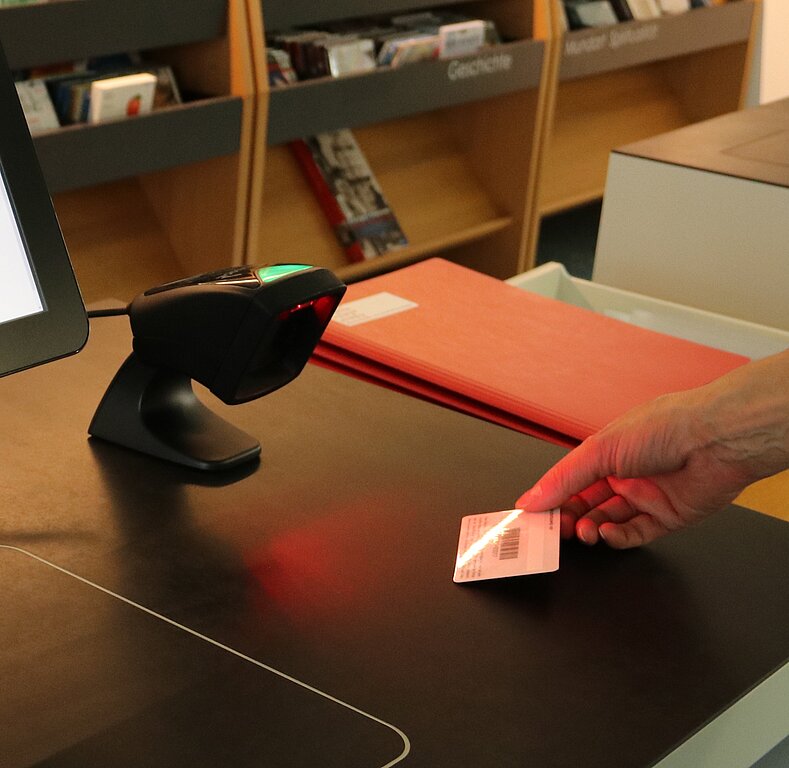 Selbstverbuchung in drei Schritten: Den Strichcode auf dem Bibliotheksausweis einscannen. (Bild: mim)
