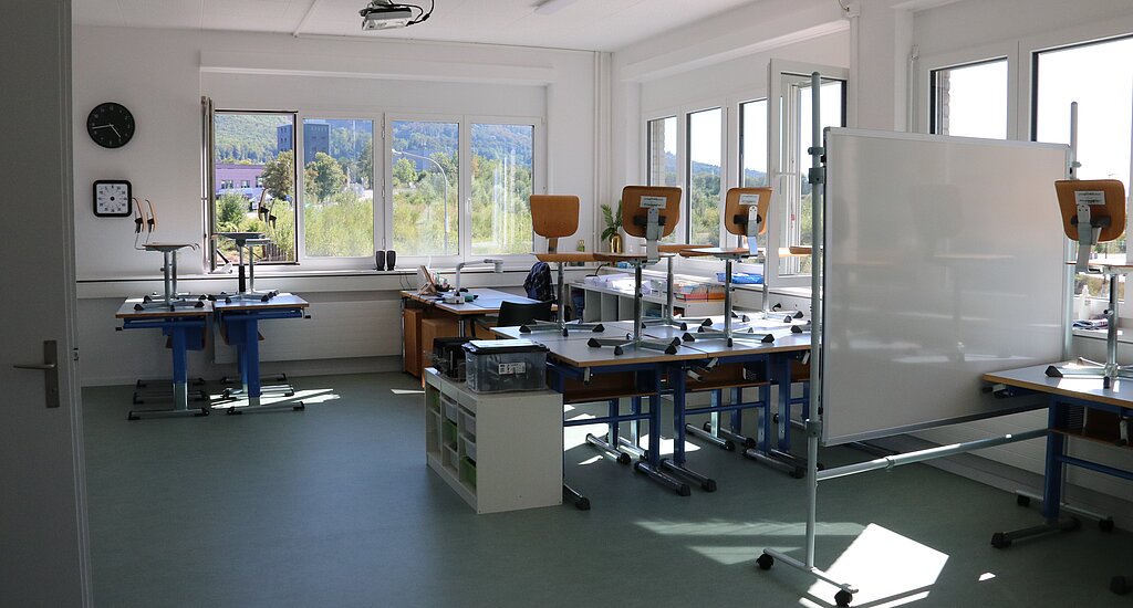 Als zweckmässige Übergangslösung wird das neue Schulhaus Zementi bezeichnet, das seit eineinhalb Wochen vier Schulklassen einen neuen Standort bietet. (Bild: mim)
